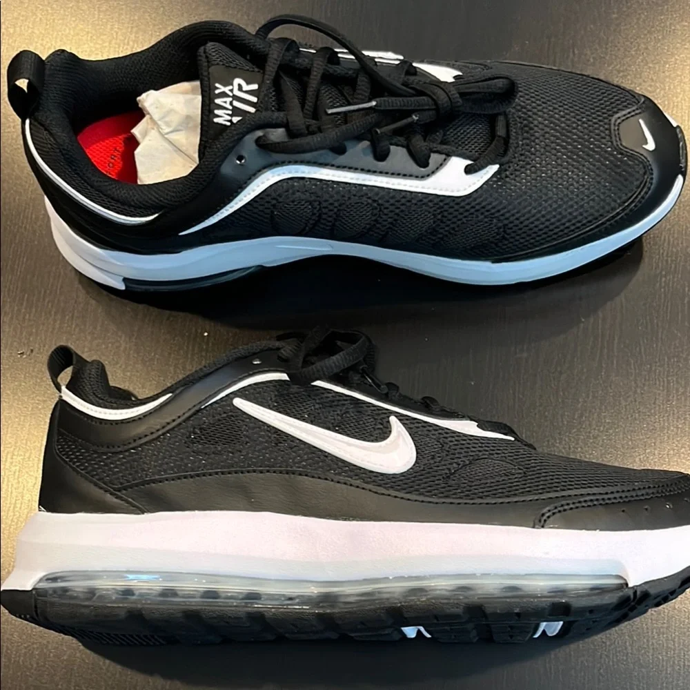 Nike Men’s Black and White Air Max Running Sneakers